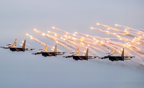 Mãn nhãn "hổ mang chúa" Su-30MK2 hợp luyện trên bầu trời Hà Nội